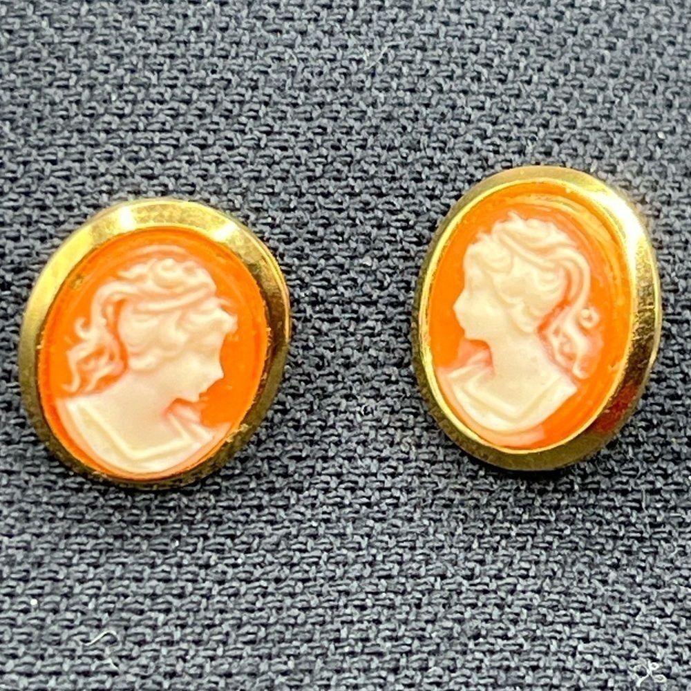 Vintage classic cameo stud earrings small classic